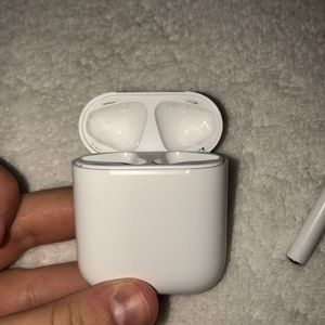 1ST GEN AIRPOD CHARGING CASE